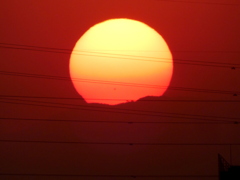 夕日が雁ヶ腹摺山の上に
