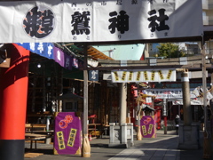 一の酉の後の神社境内もよう