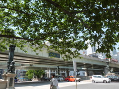 日本橋、日本地図の元点は道路上にある