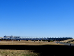千住新橋河原から千代田線荒川橋梁左に小菅プリズン