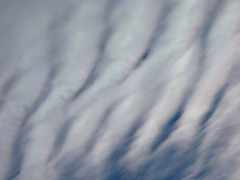 筋雲（放射雲）の淡い彩雲