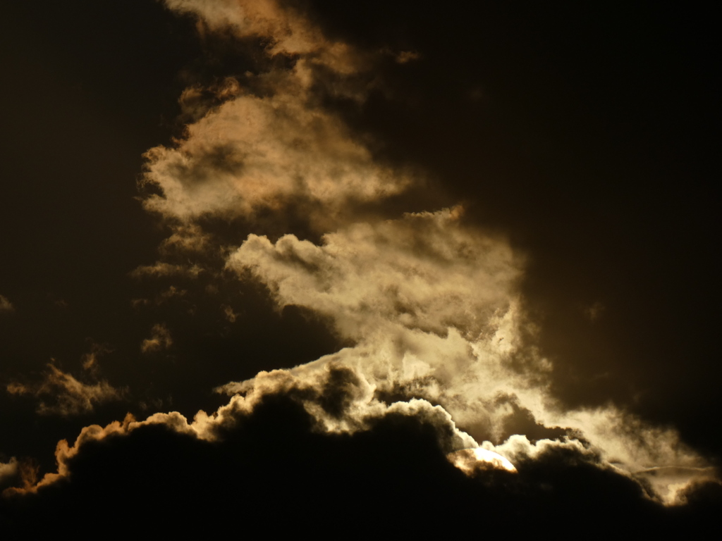 発達する遠くの積雲