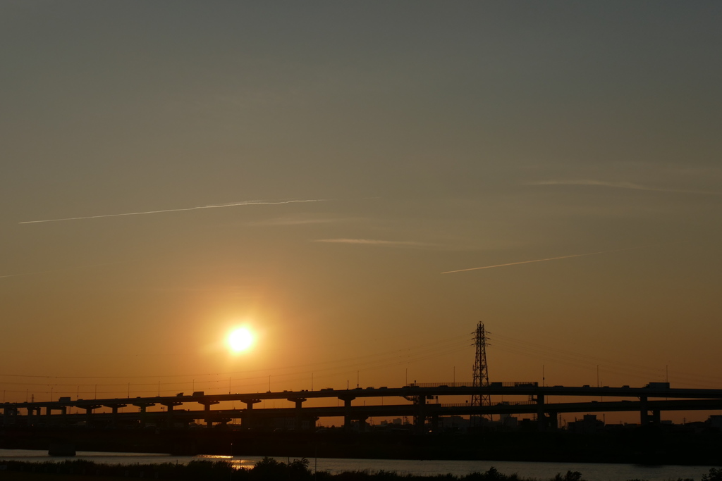 荒川土手の夕日と飛行機雲