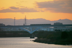 西新井橋から東の北東上流の山の見える夕景