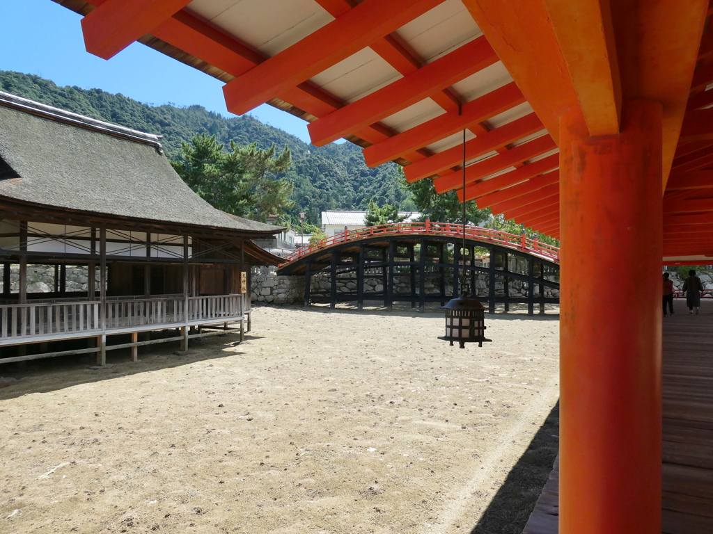 厳島神社の出口方向に橋が