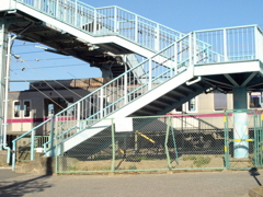 未来大学の土手側駅へ降りる階段と東武線
