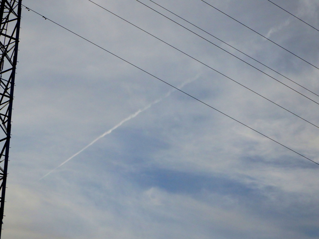 西新井橋上からの鉄塔に向かって飛行機雲