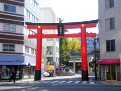 上野駅の近く浅草道りの下谷神社の朱の鳥居