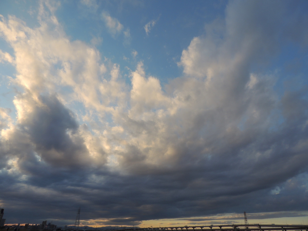 荒川土手から西の上流から湧き出る大きな雲