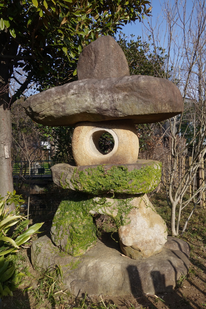 柳原千草園の石灯籠