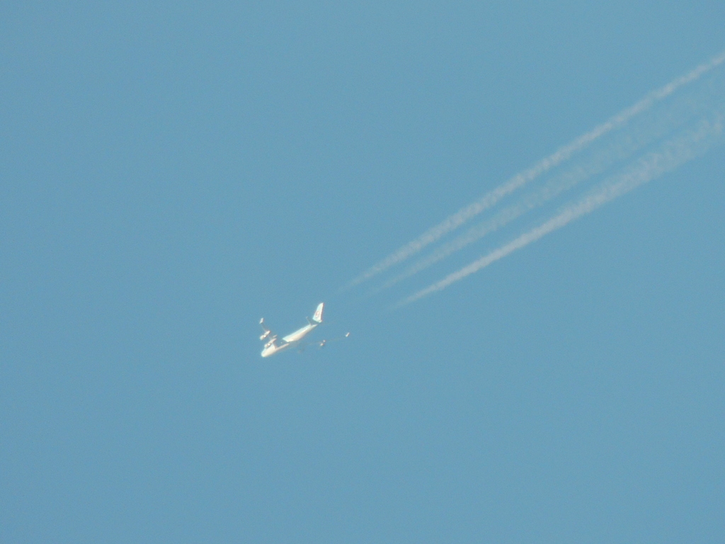 千住桜木上空のJAL機と飛行雲