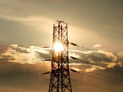 荒川土手の鉄塔の後ろの雲間の夕日