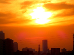 荒川土手から僅かに見える富士山の右裾上空の雲被り夕日