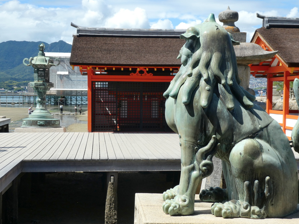 厳島神社の拝殿の狛犬