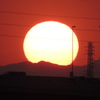 千住新橋から高速上に見えるぶな峠から南小太郎山に掛かる夕日