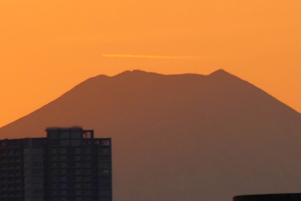 富士山頂上のジェット雲