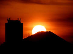 富士山の頂の半分まで侵入の夕日