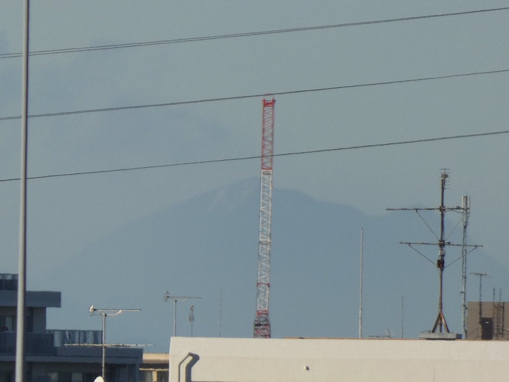 荒川の土手から見える、日光真名子山