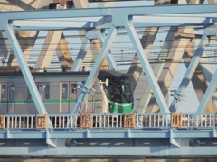 青い橋梁の地下鉄千代田線