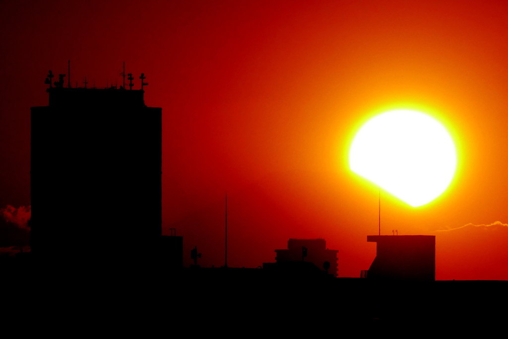富士山頂と接する薄靄の夕日