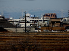 ’22新春の荒川土手から北の対岸の高速高架下の赤城山