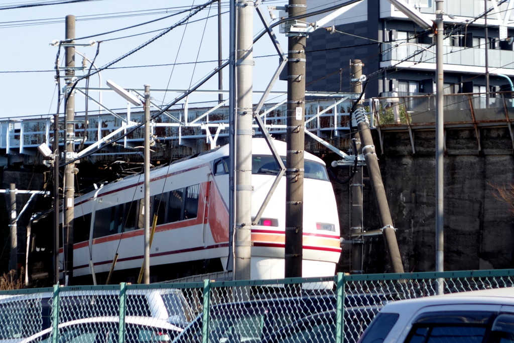 柳原千草園前の京成高架をくぐる東武特急