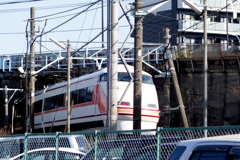柳原千草園前の京成高架をくぐる東武特急