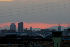 西新井橋右方向の夕焼け中央東岳～右笹山滝子山大谷ヶ丸