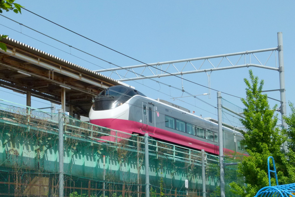 三河島駅を通過する常磐線特急