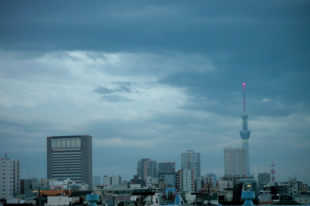 千住の町と東京スカイツリーの空