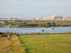 荒川を水上スクーターのチェース