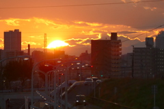 荒川土手の山の間の雲の夕日