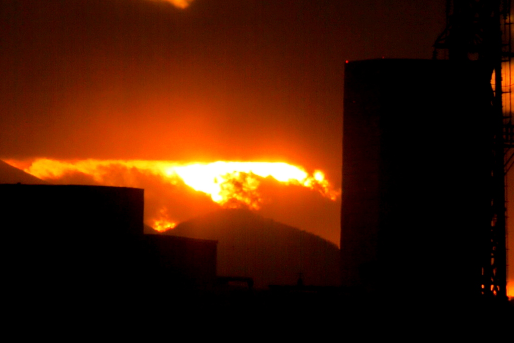 限られた空間の大室山の後ろの夕日
