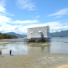 厳島神社の改装中の鳥居と広島湾の空