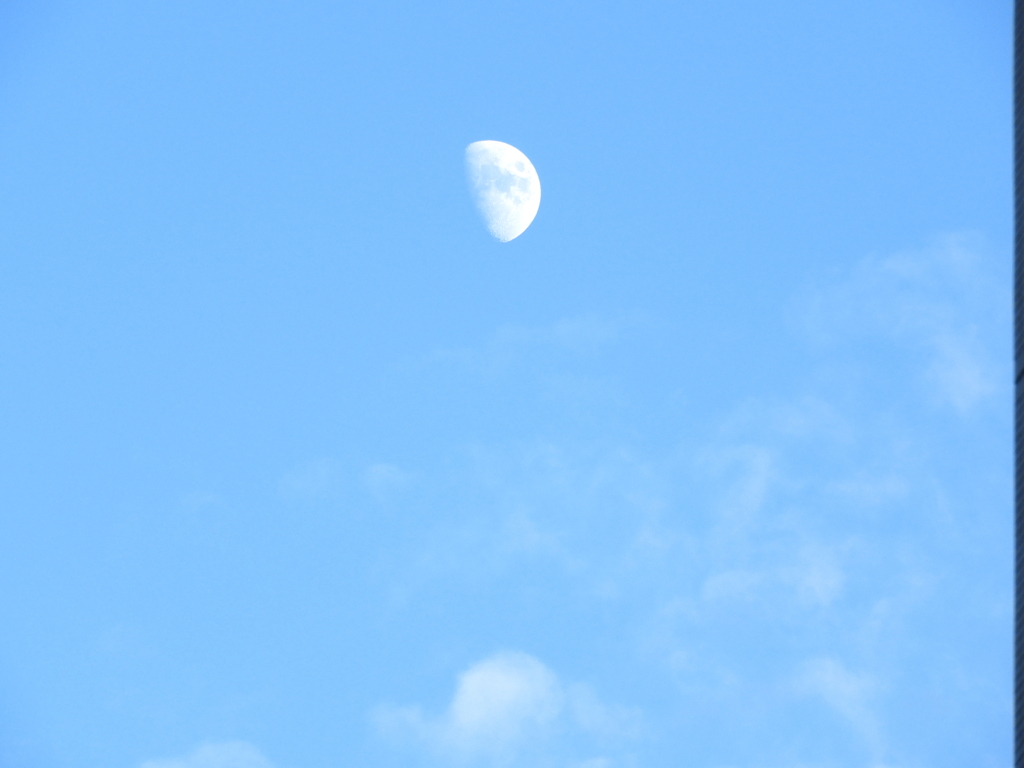 下谷の空の雲と月