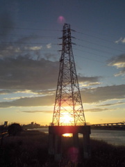 荒川の鉄塔の先の夕日