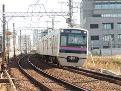 千住緑町の踏切から千住大橋からくるカーブする京成線