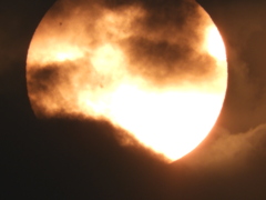 夕雲に沈む夏至2日前の夕日
