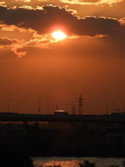千住新橋から雲から降りる夕日