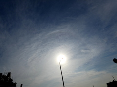 荒川土手の街路灯の空の半分光輪