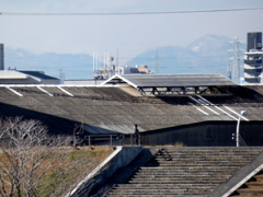 高速高架下の左地蔵岳右黒桧山