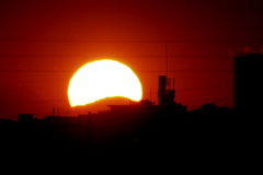 荒川土手の黒岳山頂の夕日