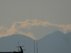’22新年の荒川土手から雲被る丹沢山