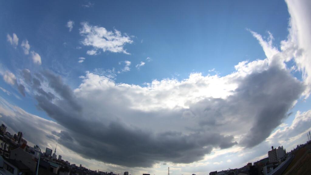 太陽の前横切る大きな積雲