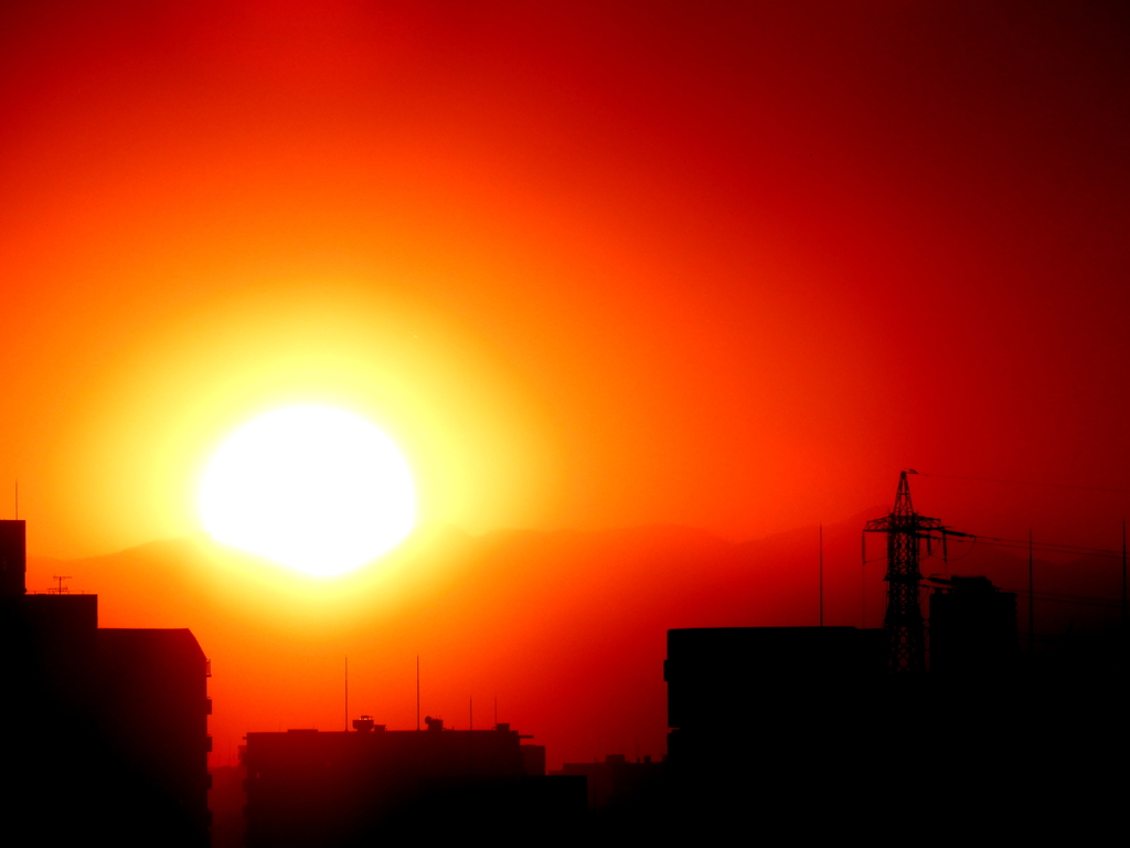 あっという間に丹沢山系の丹沢山右に夕日が