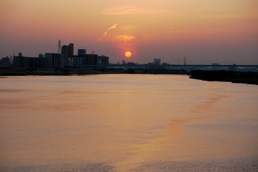 静かな荒川の夕焼け