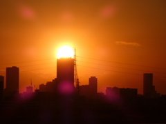 荒川土手から'22.01.22サンシャイン60上の夕日