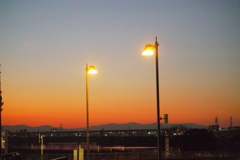 西新井橋の街路灯と秩父山系の夜景