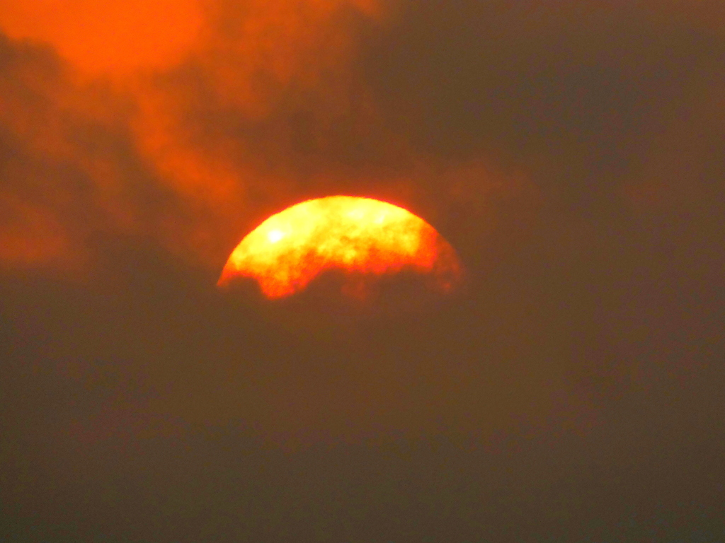 入梅近い日の雲の中に消える夕日