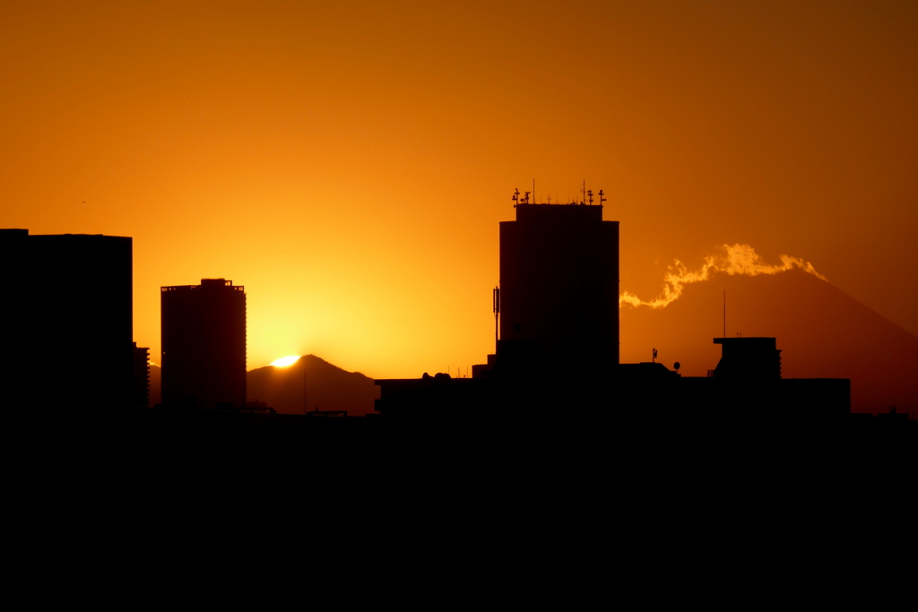 新年荒れる富士と蛭ヶ岳の夕日